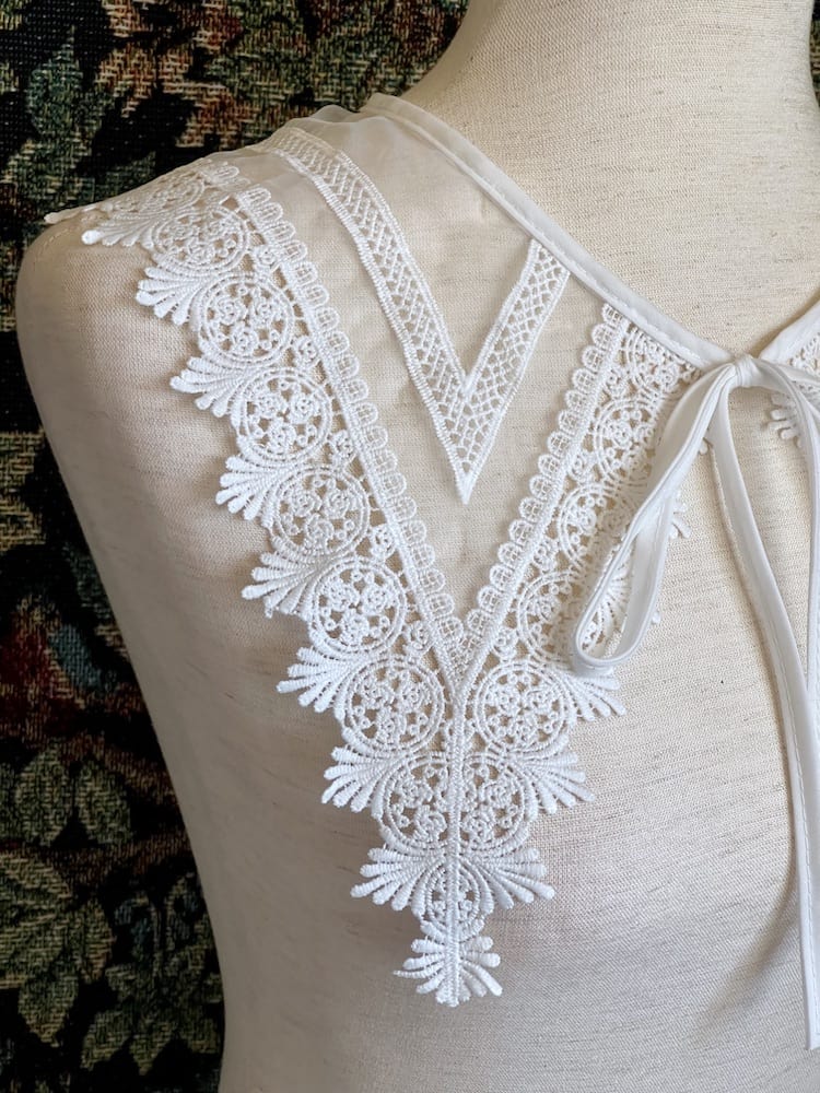 A Historically Inspired Dutch Republic Baroque Era White Venetian Lace Dagger Collar, detachable, with bow closure, on a mannequin. Detail.