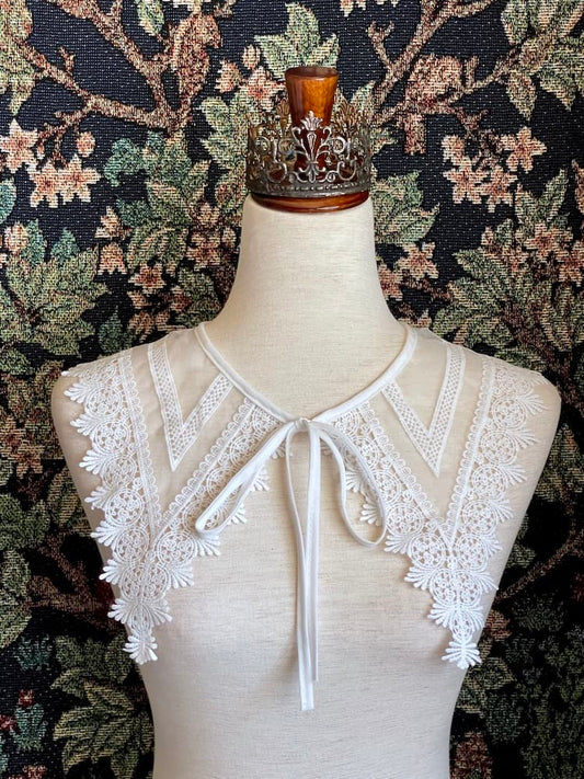 A Historically Inspired Dutch Republic Baroque Era White  Venetian Lace Dagger Collar, detachable, with bow closure, on a mannequin.