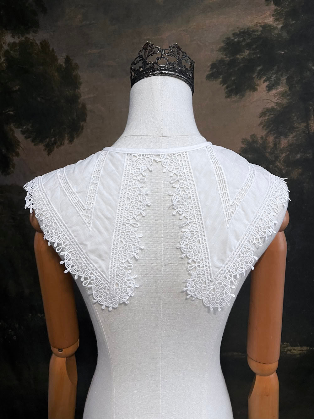 Elizabethan era historical fashion inspired white cotton lace trimmed dagger removable collar on a mannequin in front of an art history backdrop.