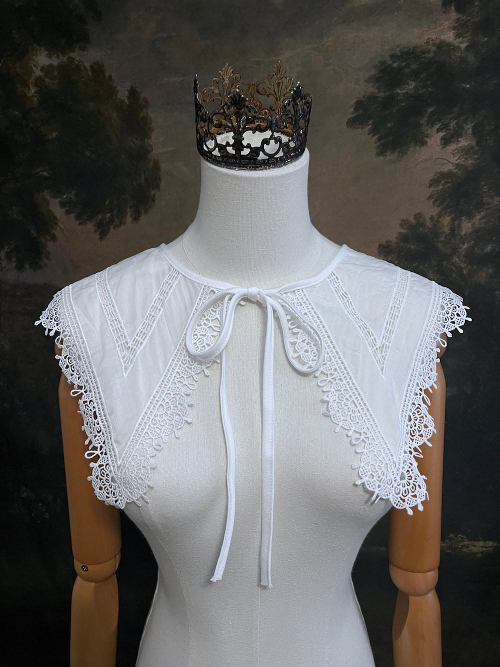 Elizabethan era historical fashion inspired white cotton lace trimmed dagger removable collar on a mannequin in front of an art history backdrop.
