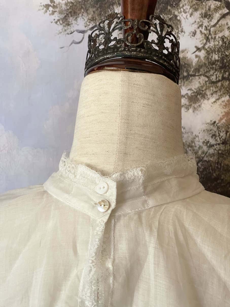 An Edwardian era Inspired Floral Embroidery Linen Capelet Collar in White, floral embroidery high neck cape, Victorian baroque and regency.