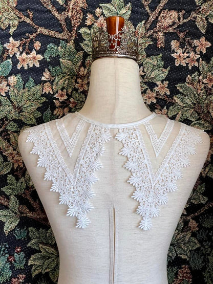 A Historically Inspired Dutch Republic Baroque Era White  Venetian Lace Dagger Collar, detachable, with bow closure, on a mannequin.