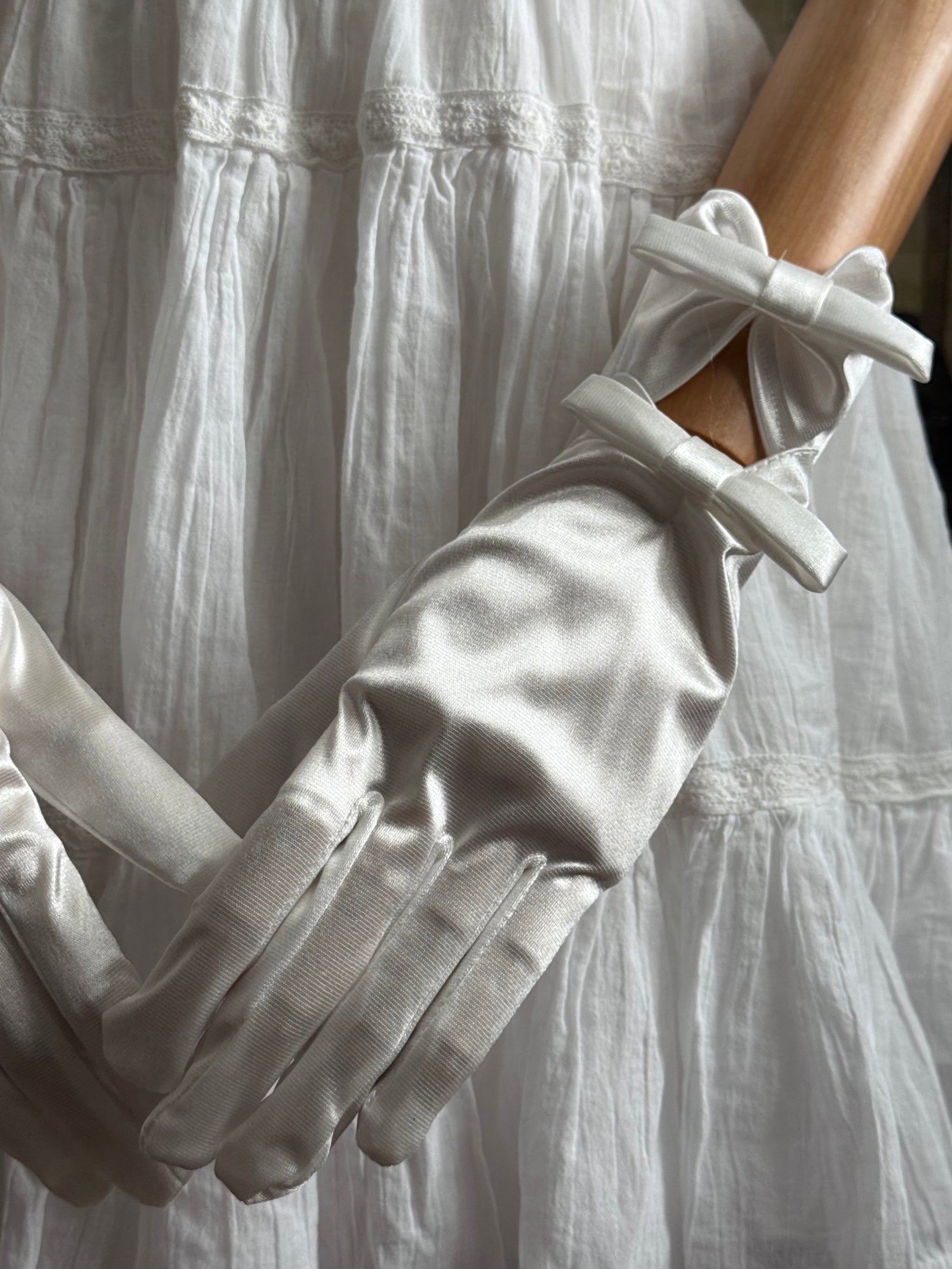 vintage dress gloves White Net with Lace Ruffle, Bridal Gloves, Mid Century Women's Gloves info@1924.us 50s White Doeskin Opera Gloves