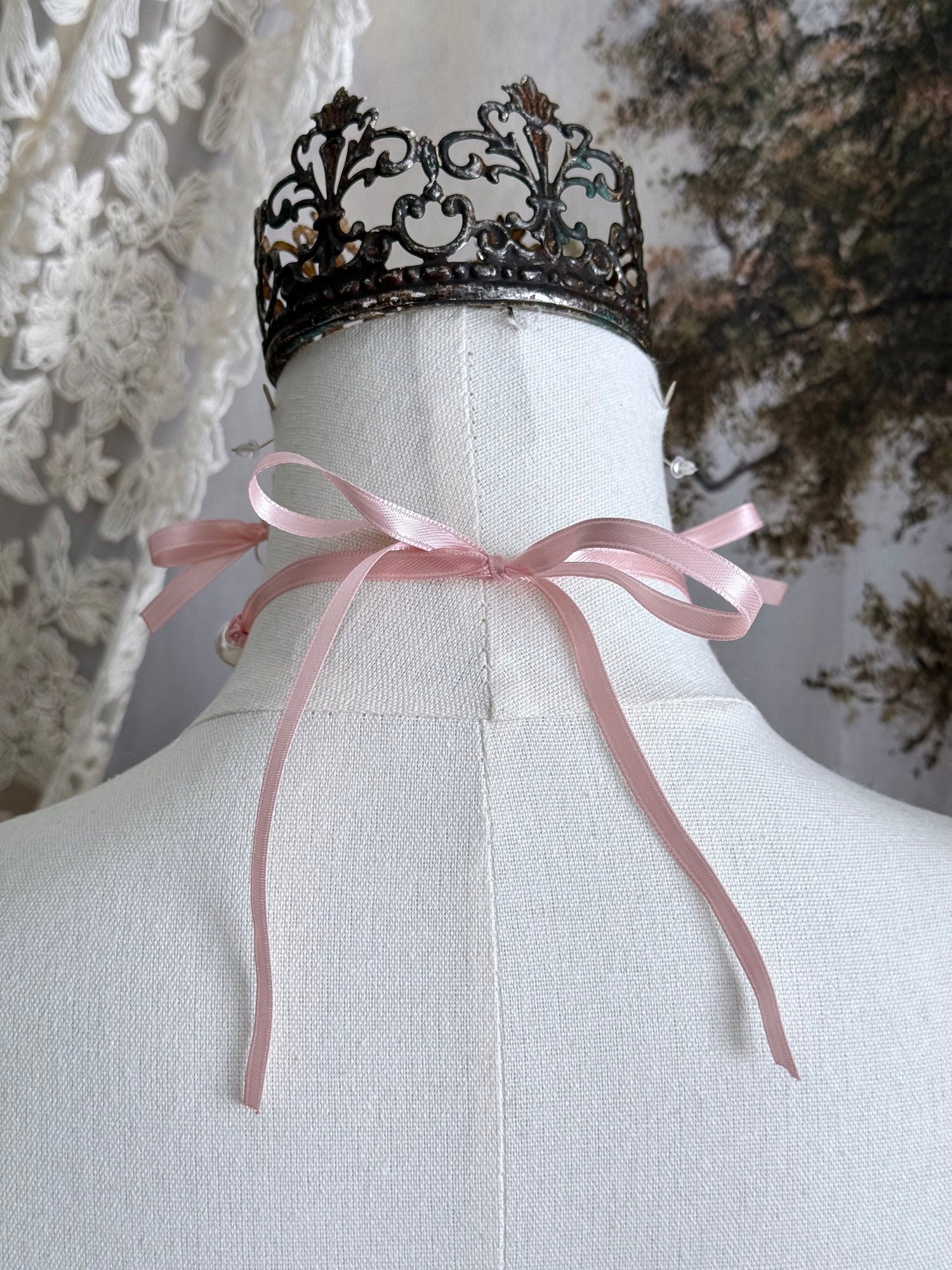 Bowtie closure on the necklace