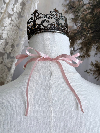 Bowtie closure on the necklace