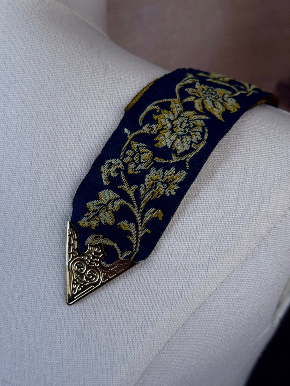 Tip of the belt with detail on the ribbon.