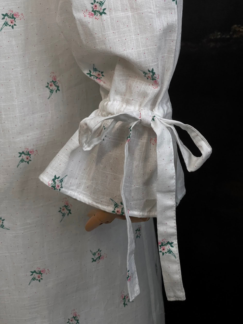 Detail of the sleeve tie closure