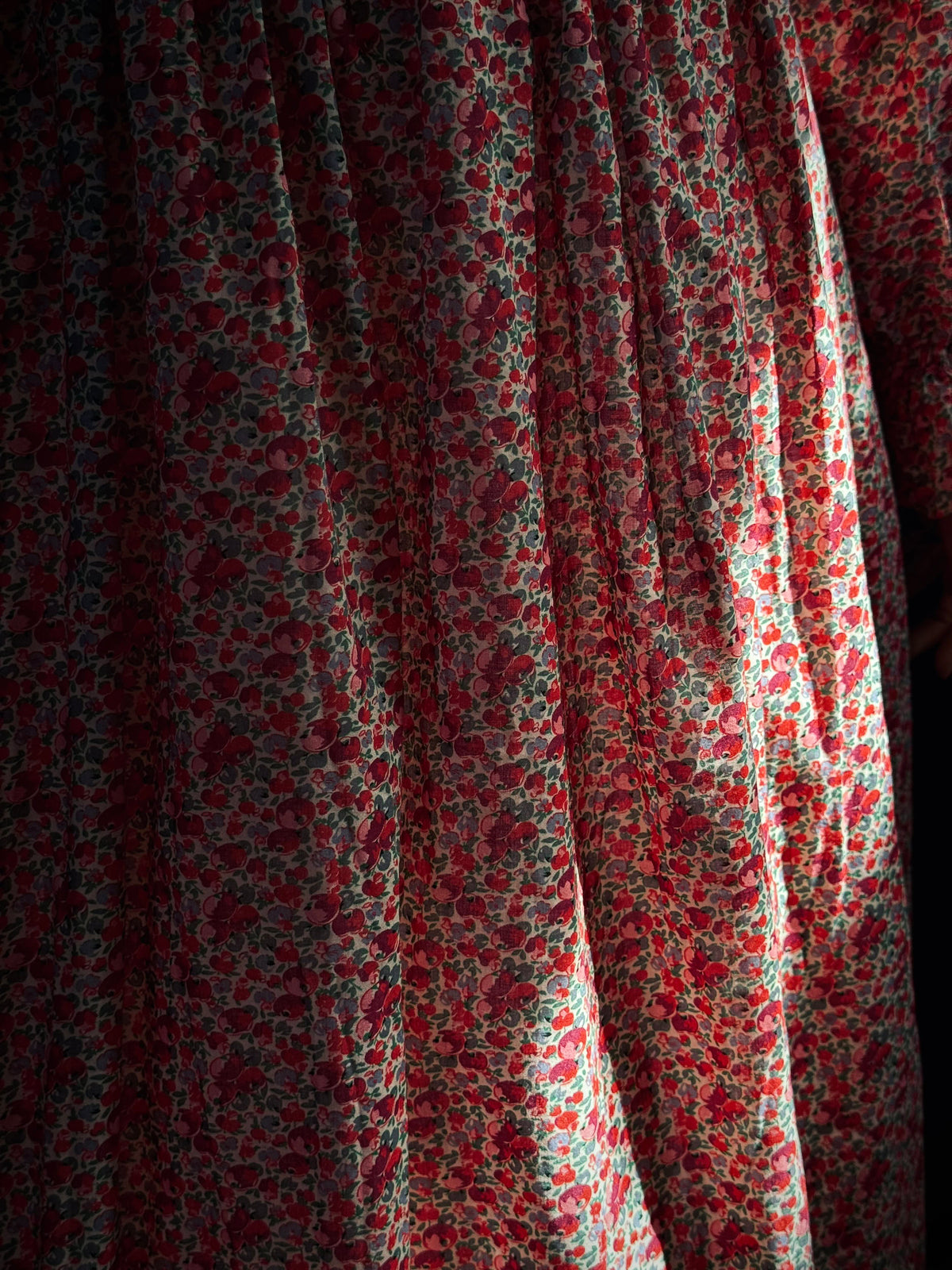 The apple print cotton fabric close up.