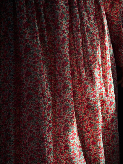 The apple print cotton fabric close up.