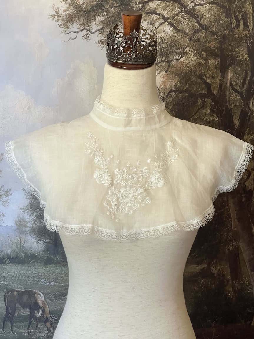 An Edwardian era Inspired Floral Embroidery Linen Capelet Collar in White, floral embroidery high neck cape, Victorian baroque and regency.