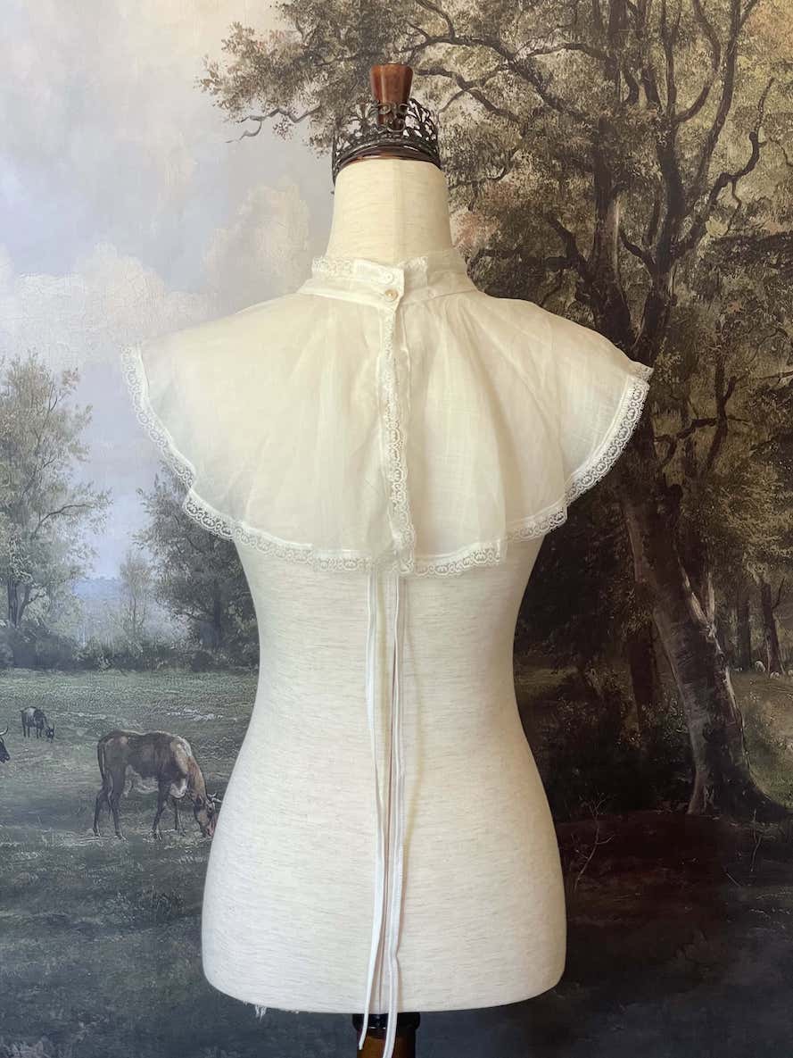An Edwardian era Inspired Floral Embroidery Linen Capelet Collar in White, floral embroidery high neck cape, Victorian baroque and regency.