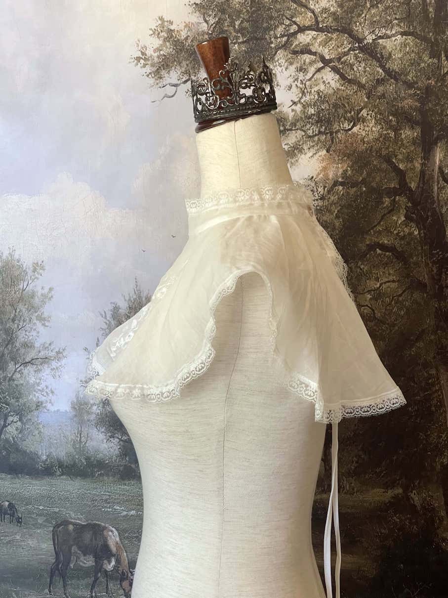 An Edwardian era Inspired Floral Embroidery Linen Capelet Collar in White, floral embroidery high neck cape, Victorian baroque and regency.