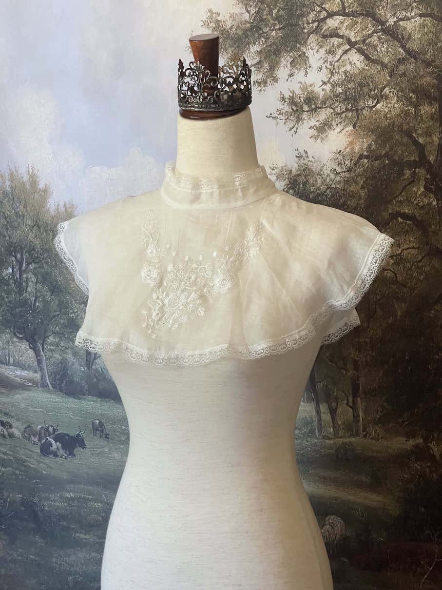 An Edwardian era Inspired Floral Embroidery Linen Capelet Collar in White, floral embroidery high neck cape, Victorian baroque and regency.