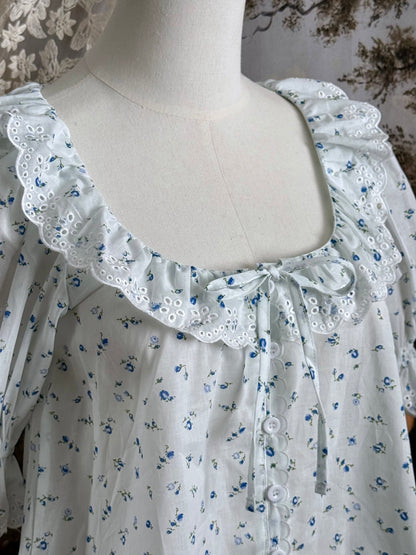 Lace collar detail