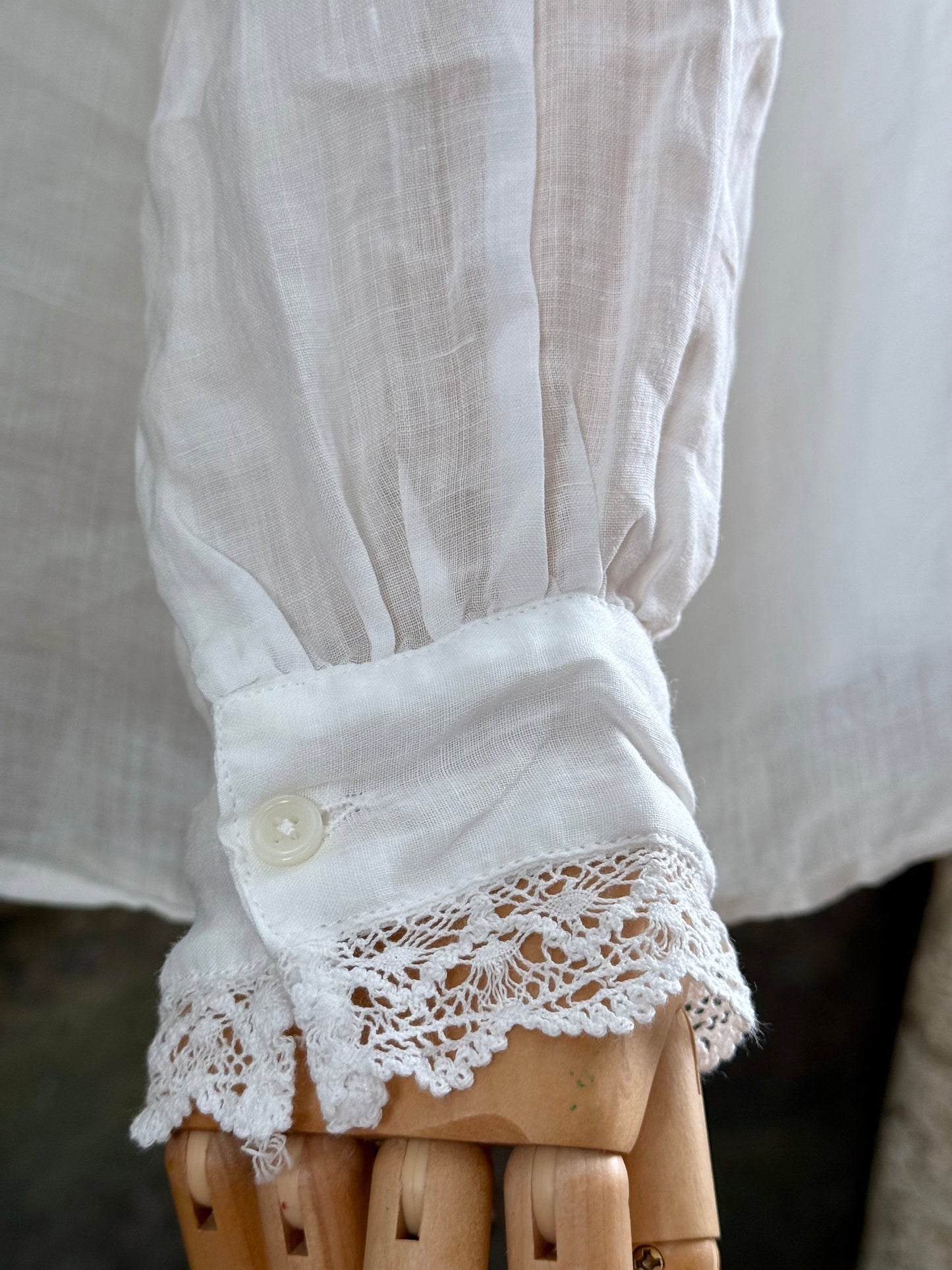 Button and lace details