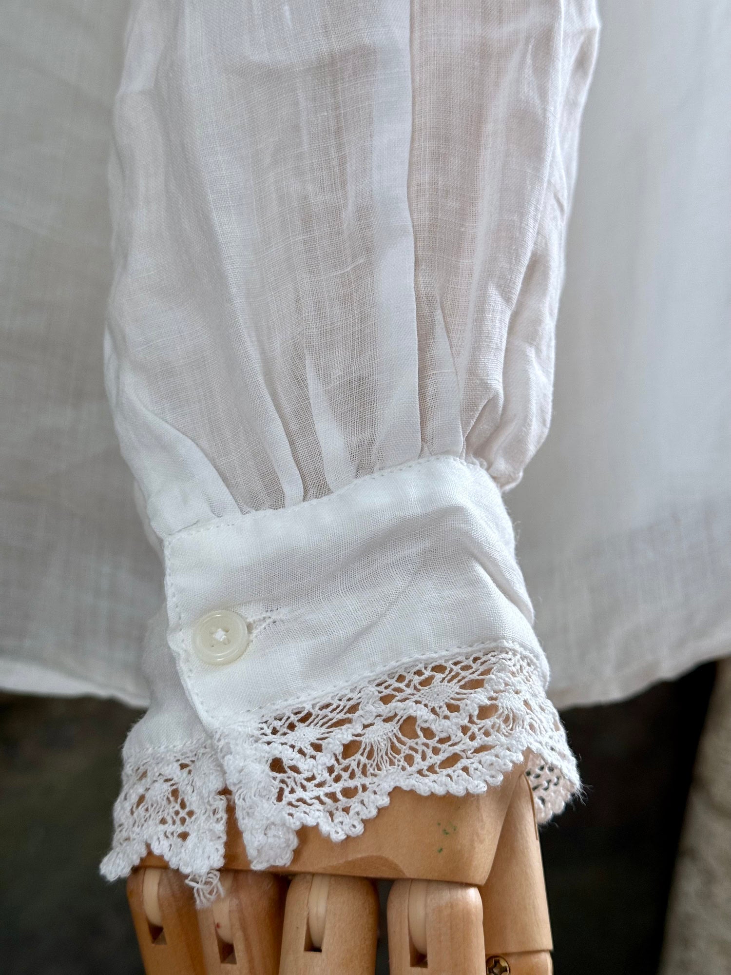 Button and lace details